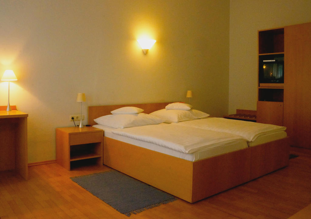 Hotel Zum Scheppen Eck Wiesbaden Room photo